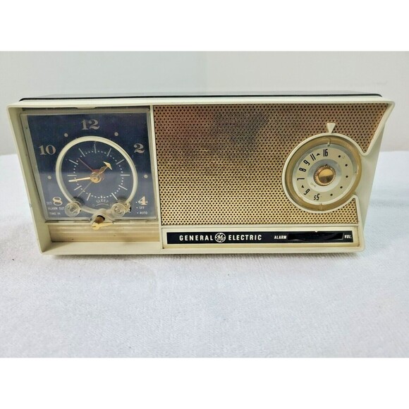 GE Model CT-455A AM Radio With Alarm Cream And Black 1960's Vintage - Picture 2 of 10